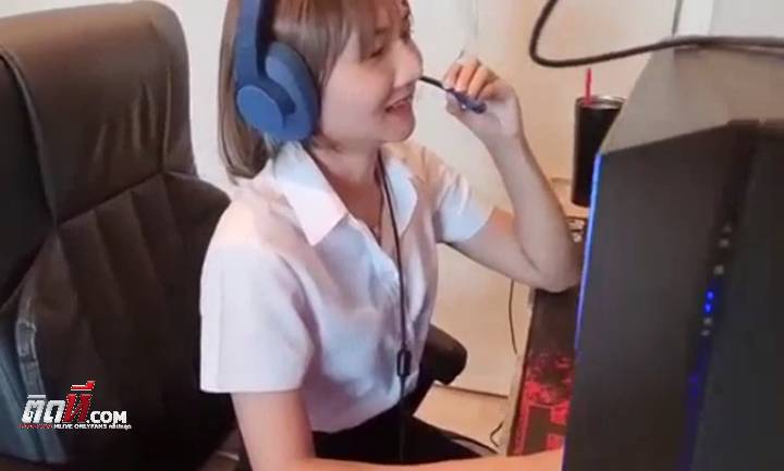 คลิปหลุดโอนลี่แฟน Sweetie Smooth น้องสมูธ กำลังไลฟ์สดชุดนักศึกษาแล้วเงี่ยน เลยมาโม๊กควยให้ผัว แล้วเสียบหีเย็ดยับๆมันส์ๆ