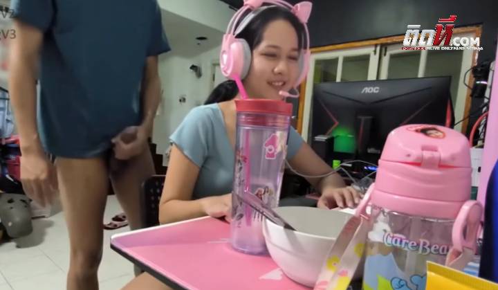 คลิปหลุดมาใหม่ น้องผึ้ง นั่งเล่นเกมผัวมาล้วงนมเฉยเลย ควักควยออกมาชักว่าวยั่ว อดใจไม่ไหวแอ่นหีให้เย็ดท่าหมา ซอยหีจนแตกใน