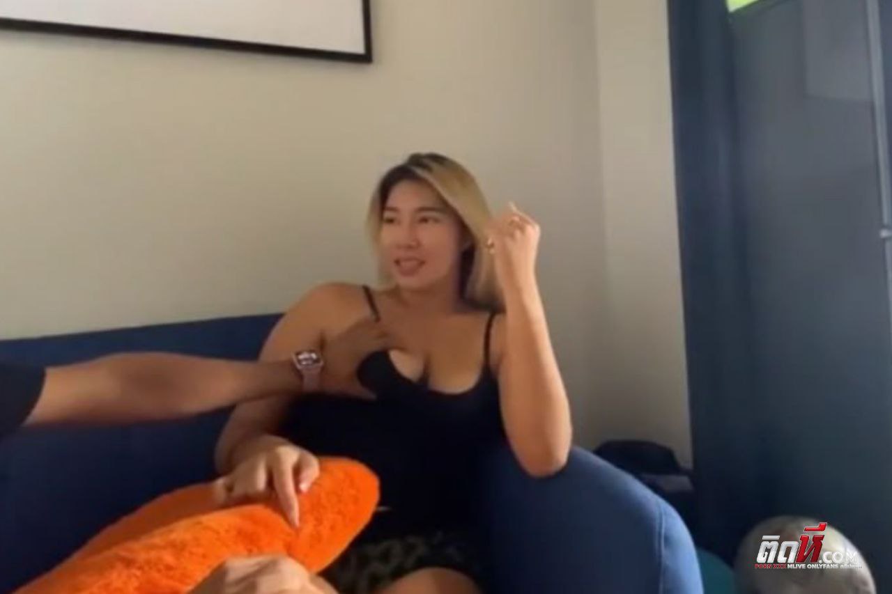 คลิปหลุด จินนี่ ช็อคโกแลต สาวไทยอวบหุ่นน่าเย็ดเซ็กส์ซี่มาก นัดต่างชาติมาห้อง นั่งคนกันได้สักพักโดนจับนอน อมควยให้แล้วแอ่นตูดให้เย็ด