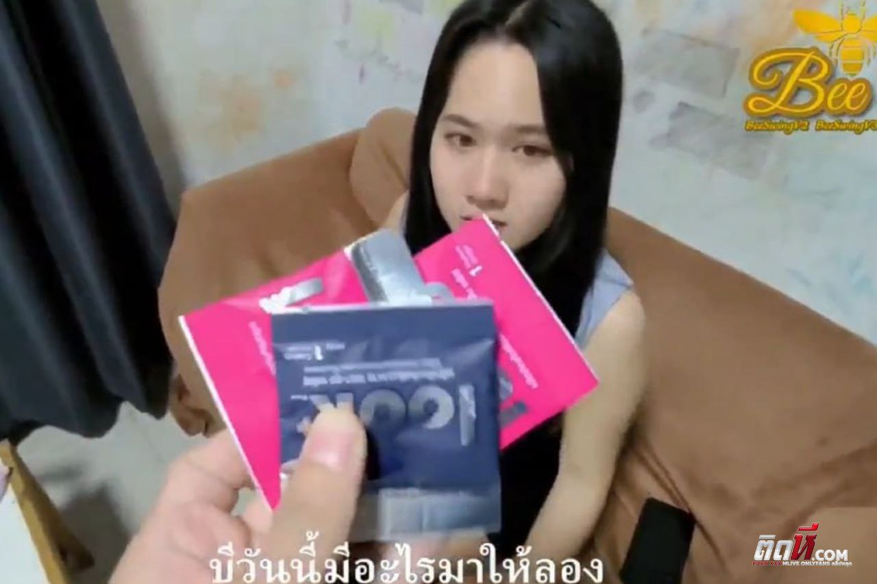 คลิปหลุดทวิต น้องบี Beeneswing beeswingv2 งานใหม่ แฟนเอาของมาให้ลองกินก่อนจะเย็ด โดนจับเย็ดคาโซฟาซอยหีเรื่อยๆ เย็ดนานกว่าจะเสร็จ